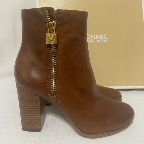 Michael Kors NEW IN BOX Margaret booties with side zip in dark caramel size 6 - Picture 2 of 9
